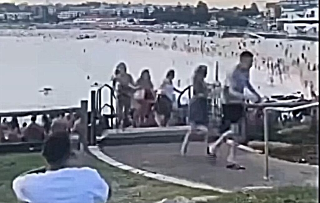 Personas huyendo de un ataque en la playa de Bondi, Sídney.