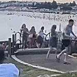 Personas huyendo de un ataque en la playa de Bondi, Sídney.