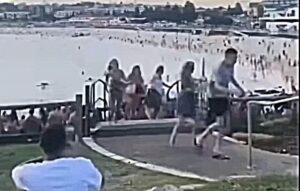 Personas huyendo de un ataque en la playa de Bondi, S&iacute;dney.