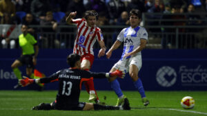 Jugadores del Atl&eacute;tico de Madrid y Atl&eacute;tico Baleares en acci&oacute;n durante el partido