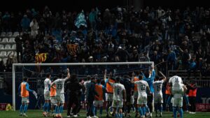 Jugadores del Atl&eacute;tico Baleares celebrando con su afici&oacute;n tras un partido