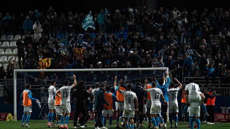 Jugadores del Atl&eacute;tico Baleares celebrando con su afici&oacute;n tras un partido