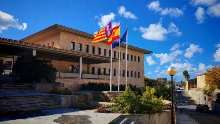 Fachada del Ayuntamiento de Calvi&agrave; con banderas ondeando