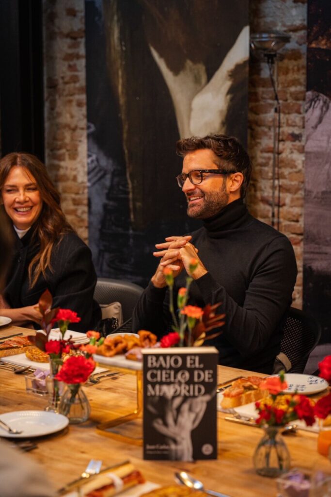 Presentaci&oacute;n de la novela Bajo el cielo de Madrid en un evento literario.