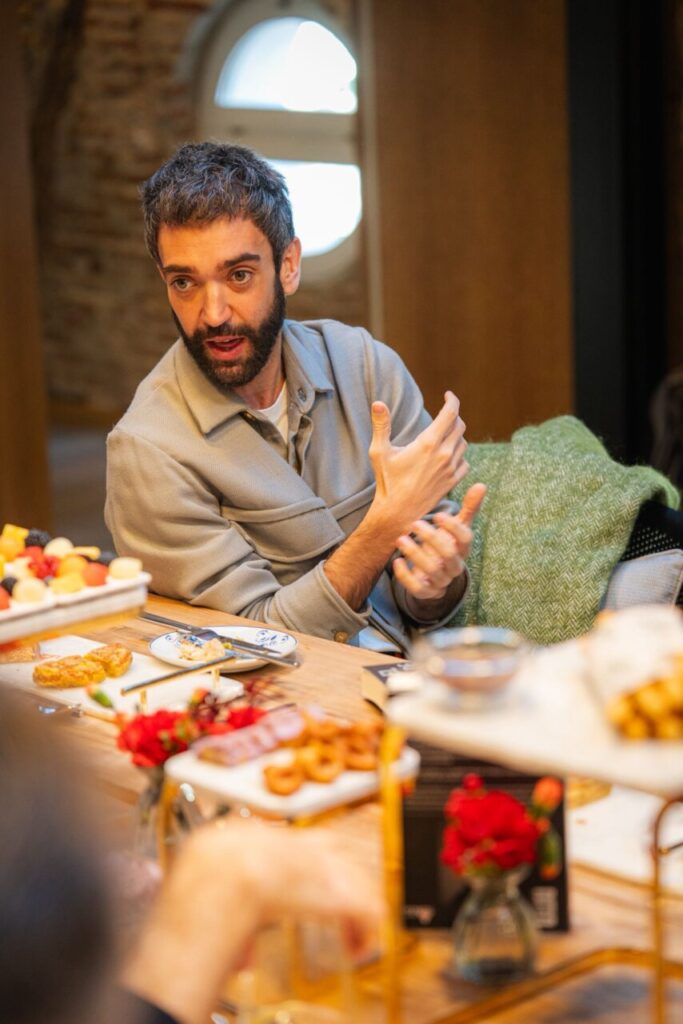 Autor de Bajo el cielo de Madrid en un evento literario en Madrid