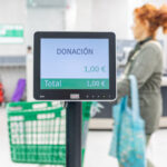 Pantalla de donación en supermercado Mercadona mostrando total de 1 euro.