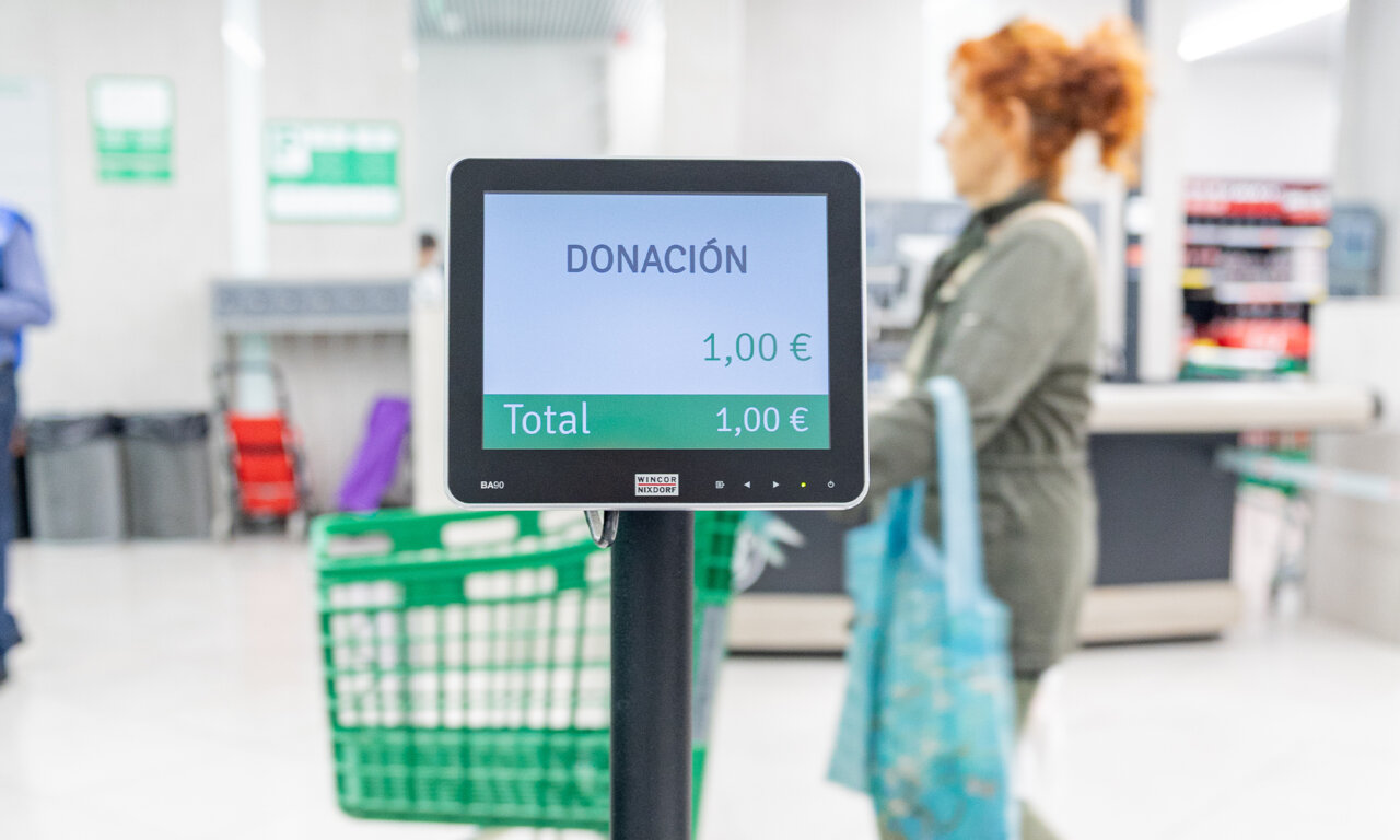Pantalla de donaci&oacute;n en supermercado Mercadona mostrando total de 1 euro.