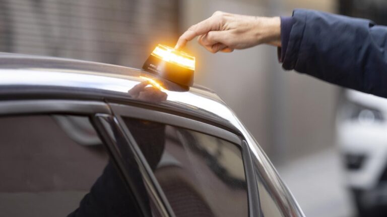 La DGT aplaza las multas a conductores que no lleven la baliza V-16