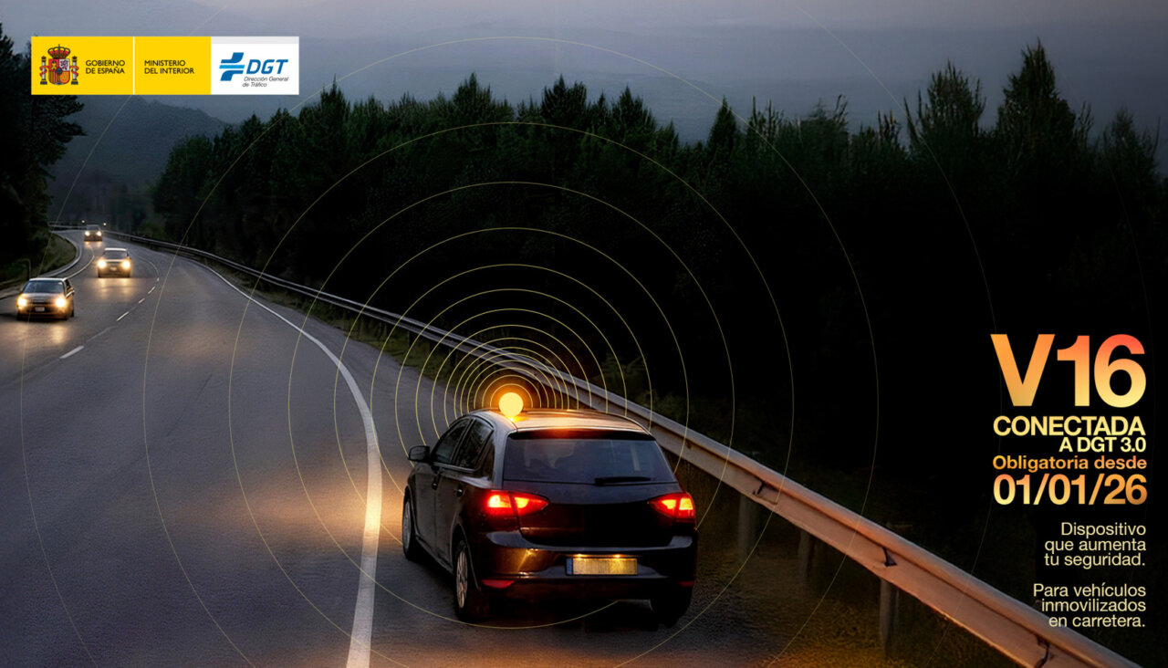 Imagen de un coche con baliza V-16 en carretera