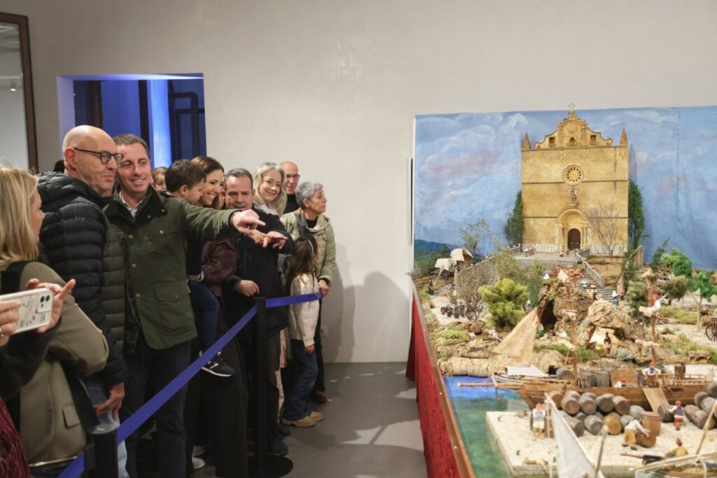 Visitantes observando el belén de la Misericòrdia restaurado en 2025