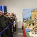 Visitantes observando el belén de la Misericòrdia restaurado en 2025