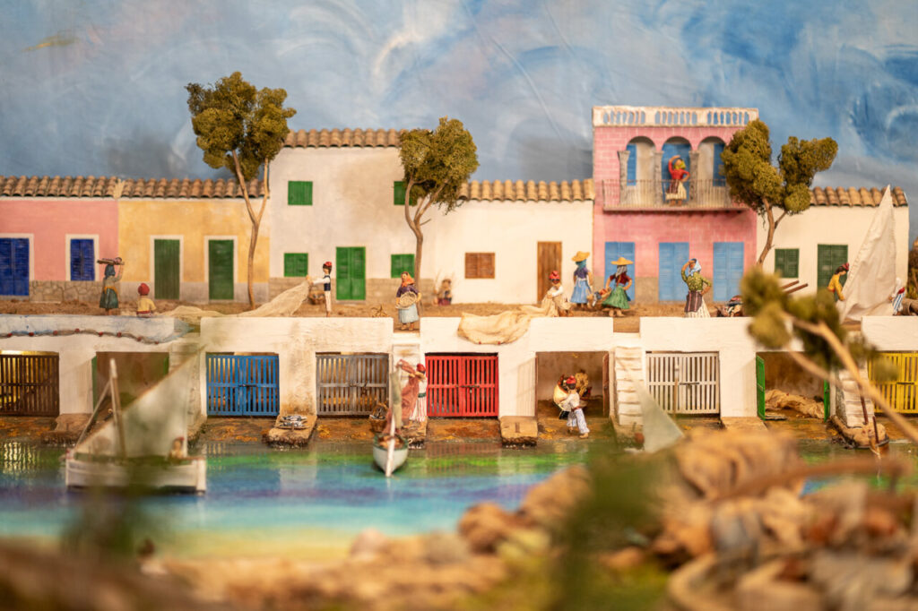 Diorama de un belén navideño con escenas de la vida cotidiana en Mallorca.