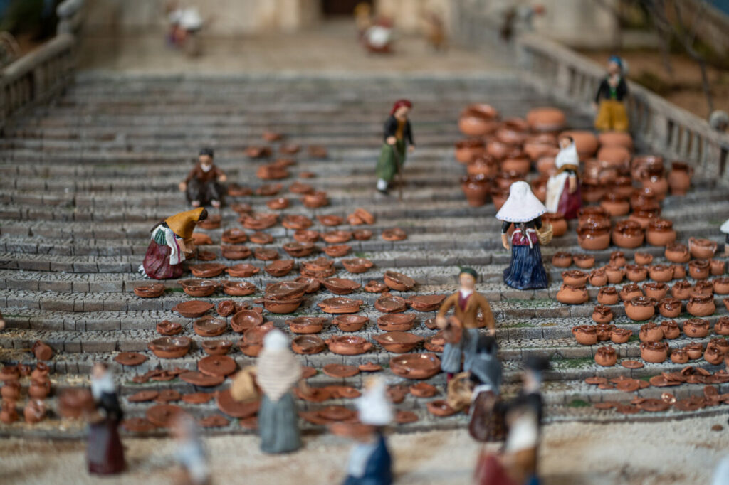 Figuras de belén en una escena navideña en Mallorca