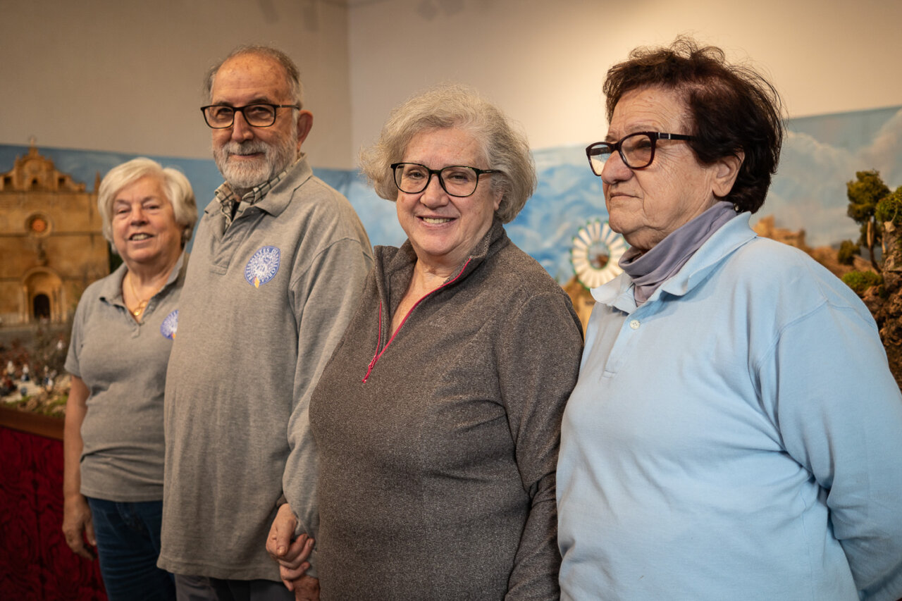 Grupo de belenistas en La Misericòrdia mostrando su trabajo navideño