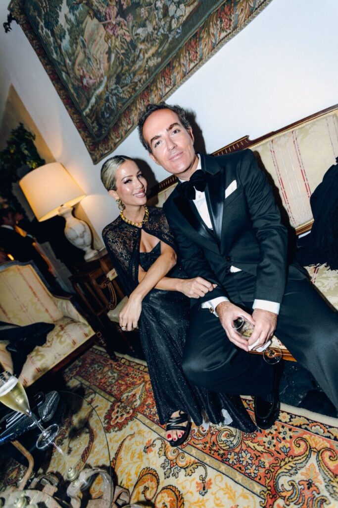 Pareja elegante en la boda de Mar&iacute;a Juan de Setmenat y Patrick L Pop