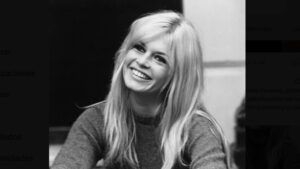 Brigitte Bardot sonriendo en una fotograf&iacute;a en blanco y negro