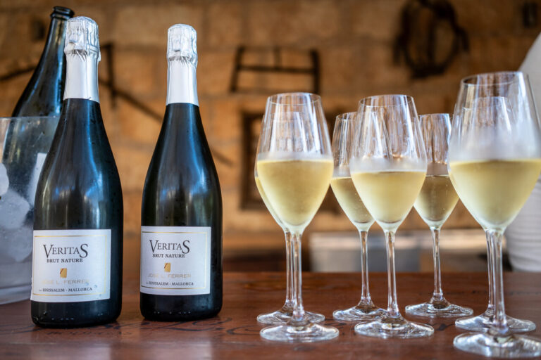 Botellas de vino espumoso Veritas Brut Nature y copas
