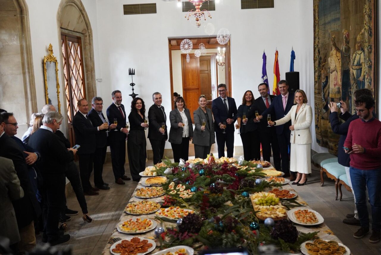 Brindis navide&ntilde;o del Govern balear con Marga Prohens y consellers