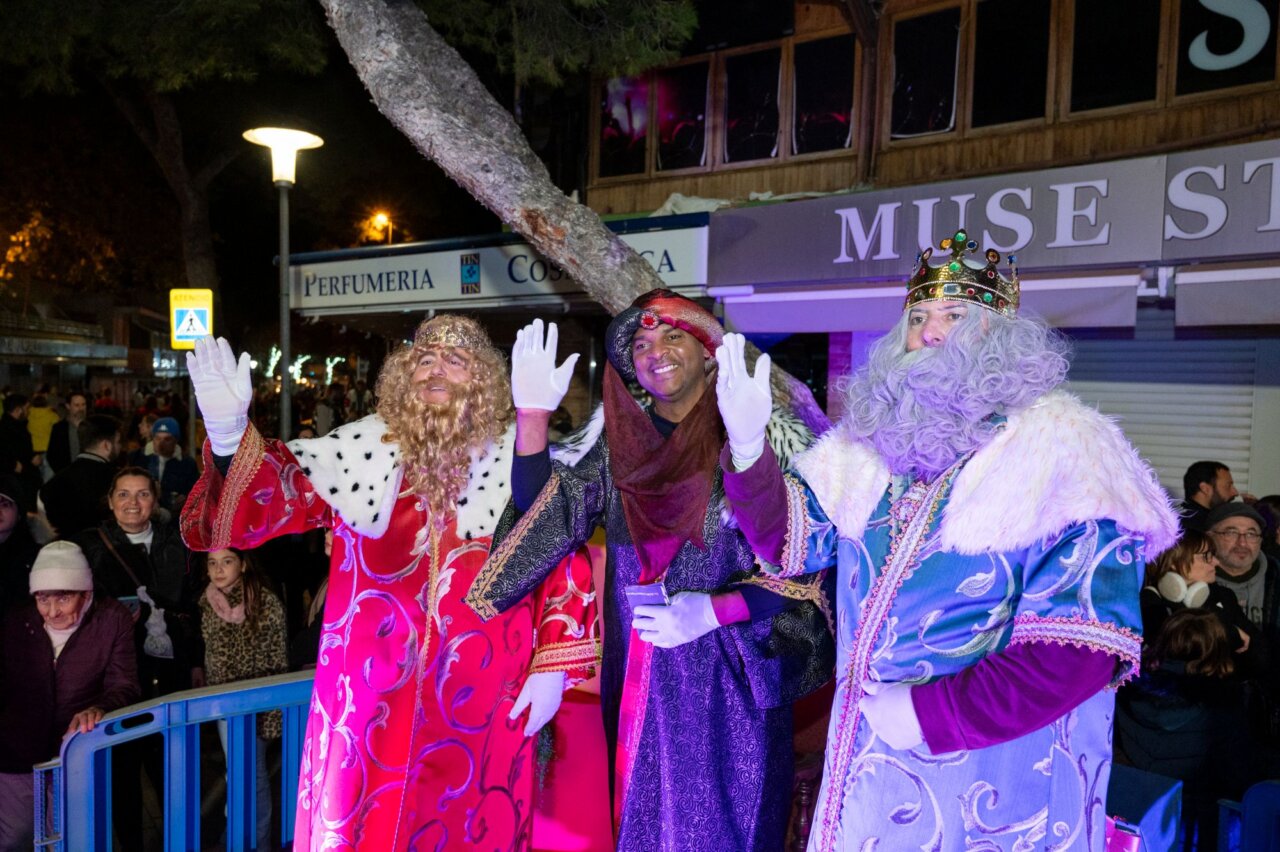 Tres Reyes Magos saludando durante la Cabalgata de Reyes en Calvi&agrave;