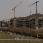 Construcci&oacute;n de edificios en una zona urbana con gr&uacute;as