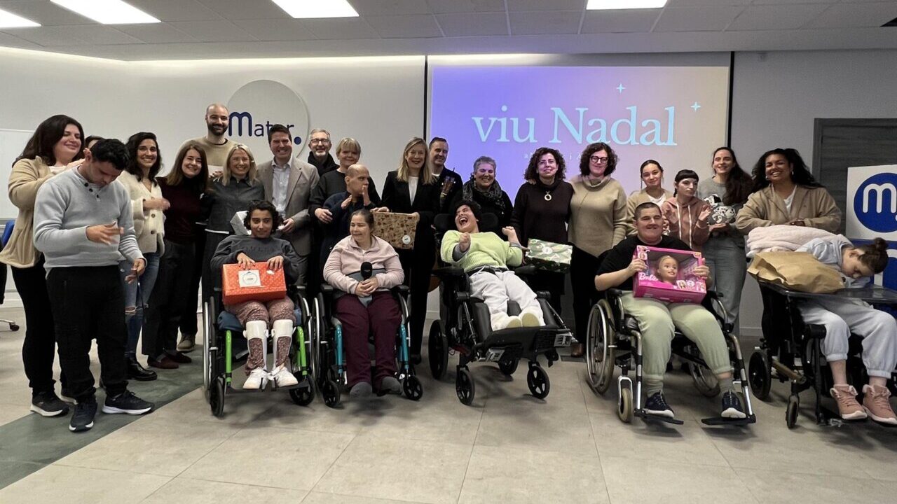 CaixaBank reparte regalos a usuarios de Mater y de la Fundaci&oacute;n Asnimo