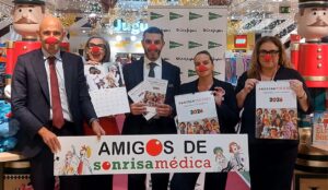 Grupo de personas sosteniendo calendarios de Sonrisa M&eacute;dica en El Corte Ingl&eacute;s