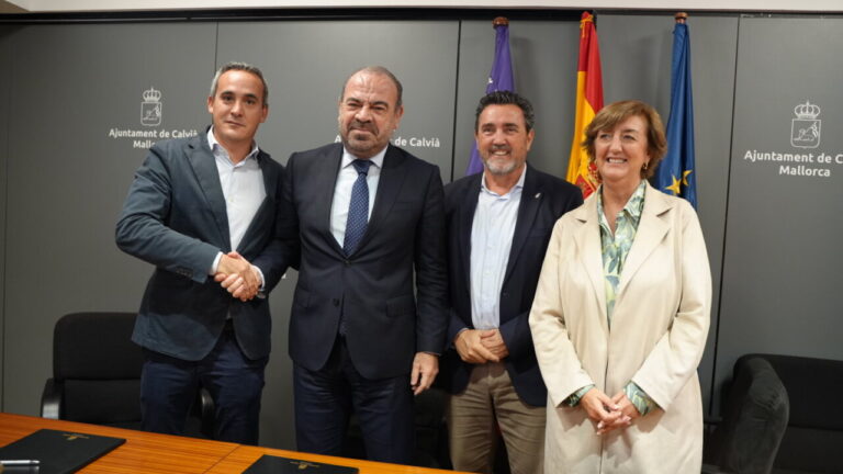Reuni&oacute;n entre representantes de Calvi&agrave; y Meli&aacute; Hotels International
