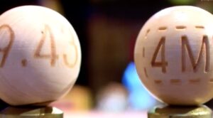 Bolas de loter&iacute;a con n&uacute;meros grabados en madera