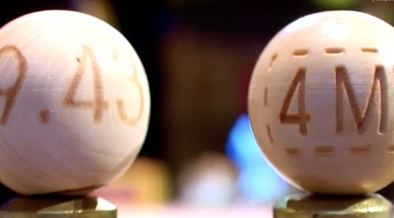 Bolas de loter&iacute;a con n&uacute;meros grabados en madera