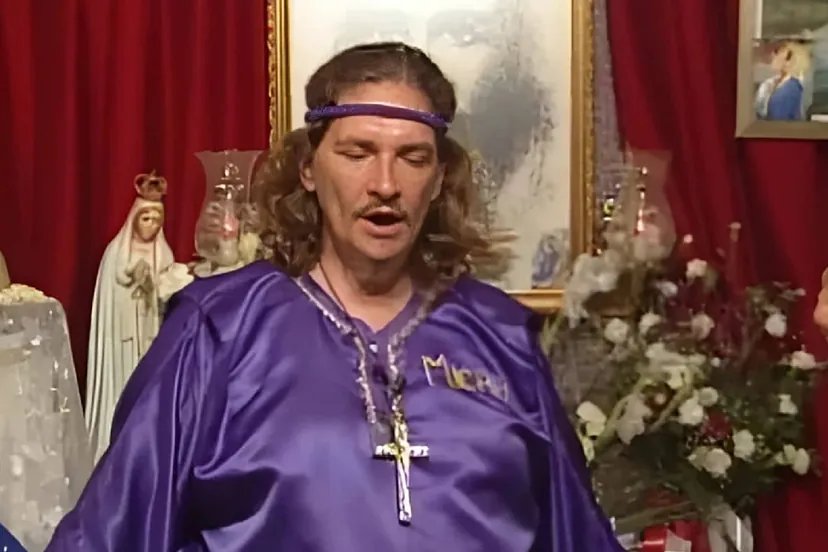 Carlos Jes&uacute;s en una ceremonia con fondo decorado