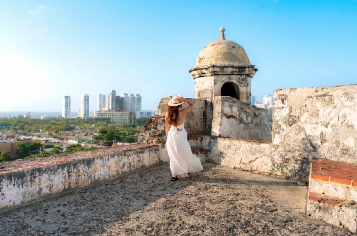 Mujer con vestido blanco en el Castillo de San Felipe de Cartagena