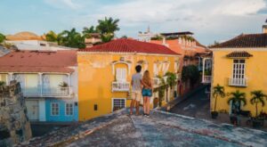 Pareja disfrutando de la vista en Cartagena de Indias