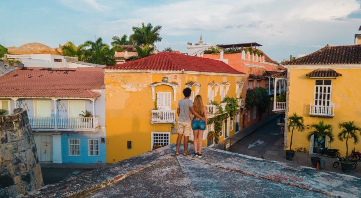 Pareja disfrutando de la vista en Cartagena de Indias