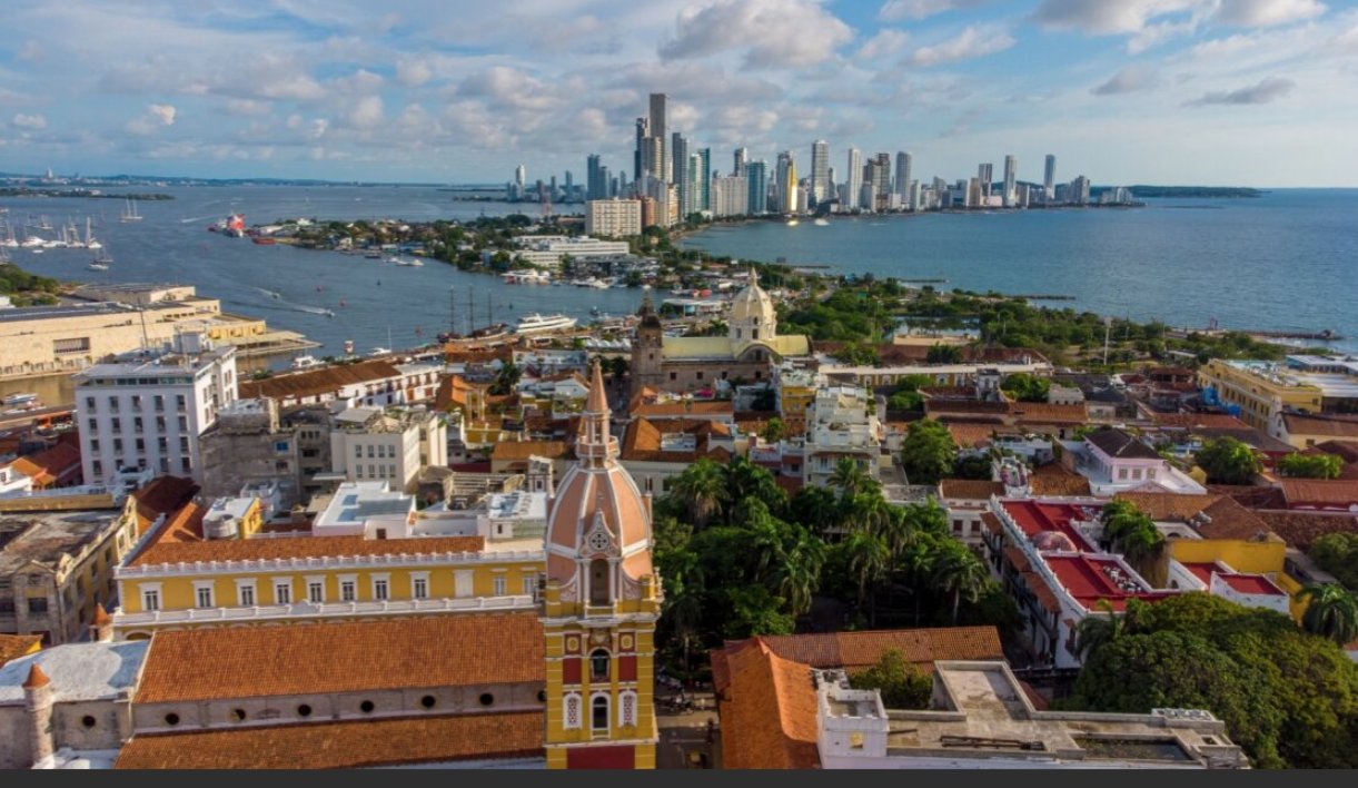 Vista aérea de Cartagena de Indias con edificios y mar al fondo