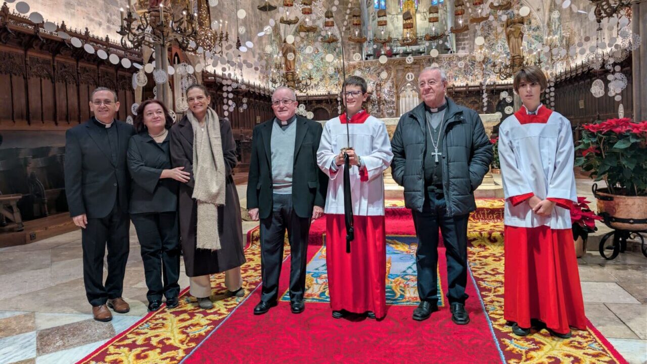 Grupo de personas en la Catedral de Mallorca durante el cant de la Sibil&middot;la