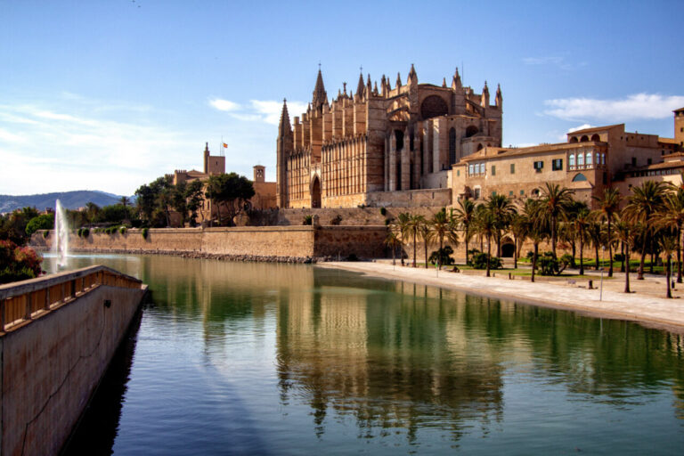 Vista de la catedral junto al lago en Mallorca