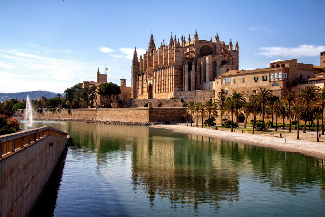 Vista de la catedral junto al lago en Mallorca
