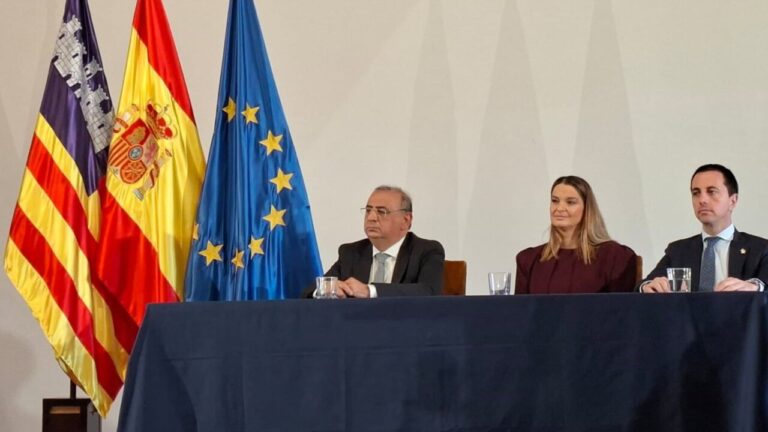 Acto de celebración del aniversario de la Constitución en Baleares con autoridades presentes.