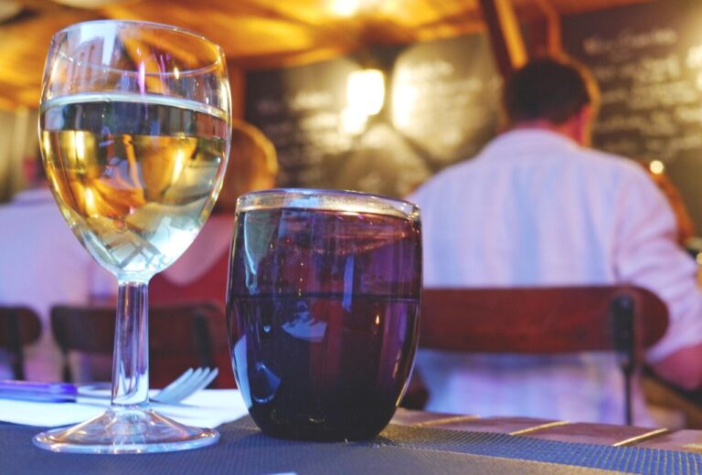 Vasos de vino y refresco en una cena de empresa