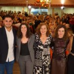 Grupo de personas sonriendo en la cena de Navidad de la Federación Socialista de Mallorca.