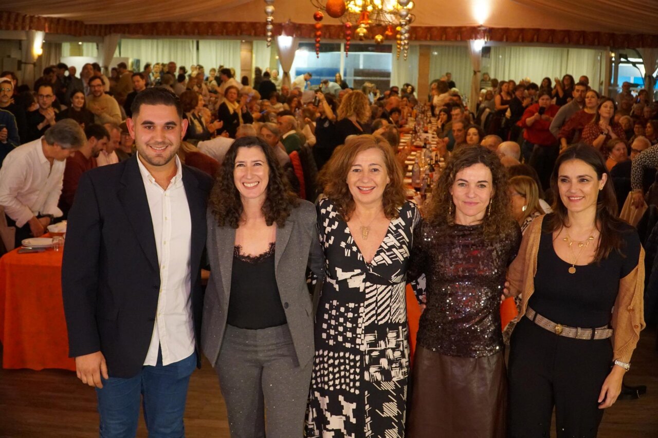 Grupo de personas sonriendo en la cena de Navidad de la Federaci&oacute;n Socialista de Mallorca.