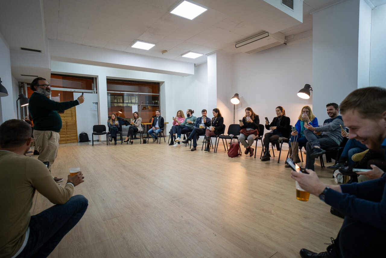 Grupo de personas en una cena de empresa en un ambiente relajado