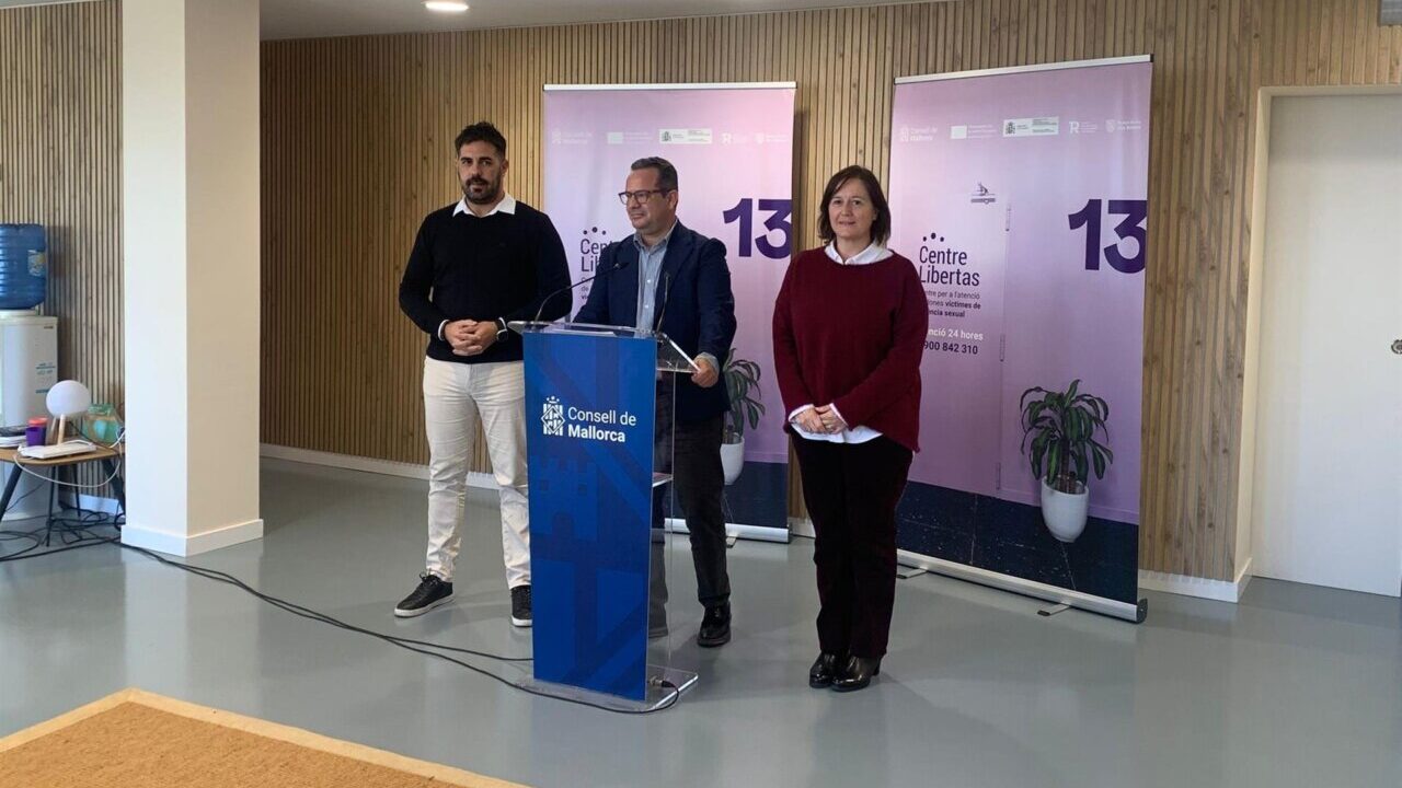 Presentaci&oacute;n del Centro Libertas en Mallorca con tres personas en el escenario.
