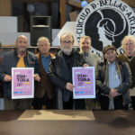 Grupo de personas sosteniendo carteles del concurso de pintura en el Círculo de Bellas Artes