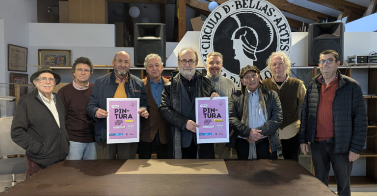 Grupo de personas sosteniendo carteles del concurso de pintura en el Círculo de Bellas Artes