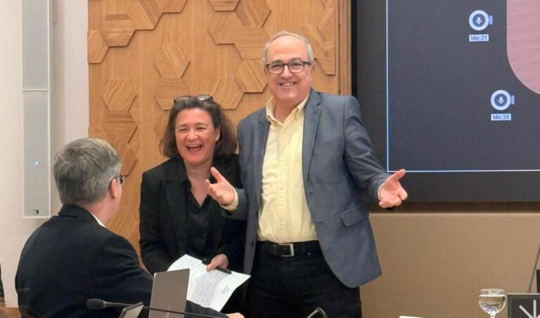 Representantes de IB3 durante una reuni&oacute;n en la Comisi&oacute;n de Control