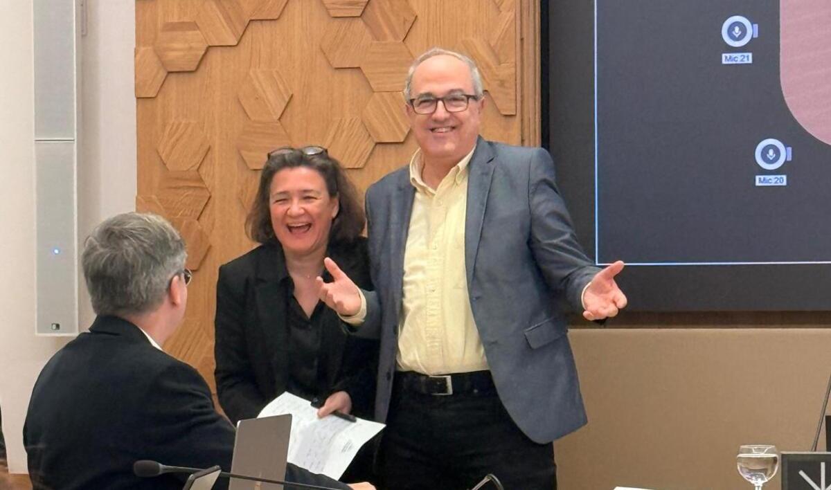 Representantes de IB3 durante una reuni&oacute;n en la Comisi&oacute;n de Control