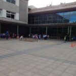 Patio del colegio Montesi&oacute;n con alumnos jugando y realizando actividades.