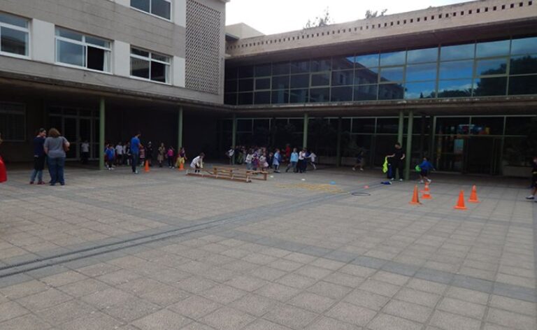 Patio del colegio Montesión con alumnos jugando y realizando actividades.
