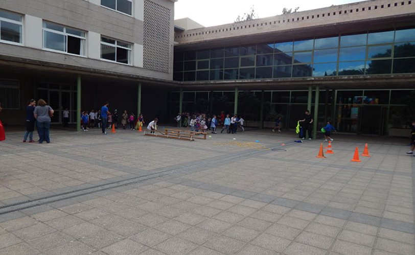 Patio del colegio Montesión con alumnos jugando y realizando actividades.